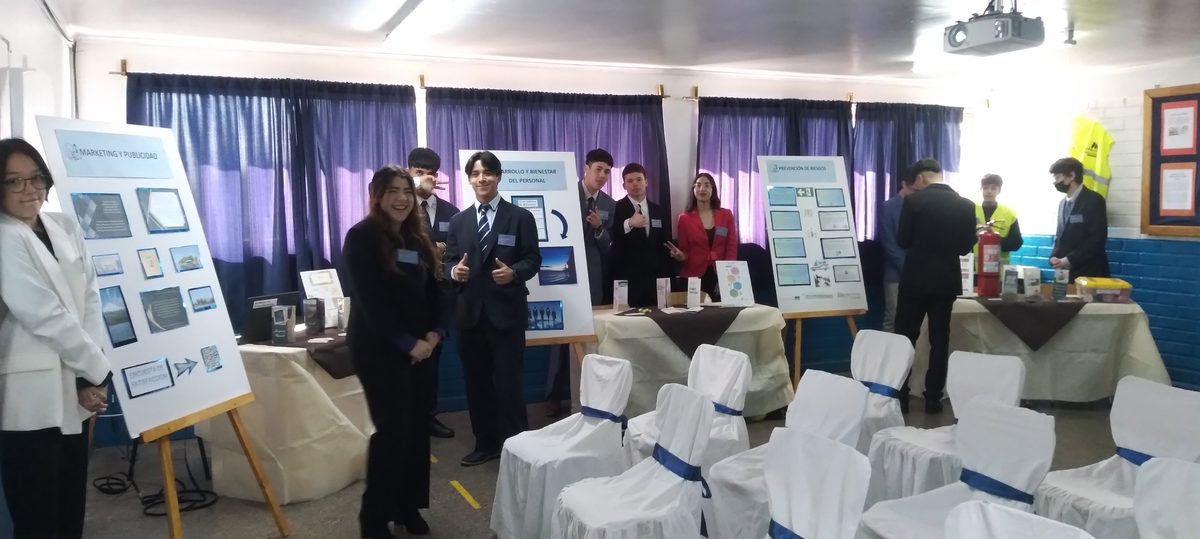 Estudiantes presentando proyectos en una feria escolar