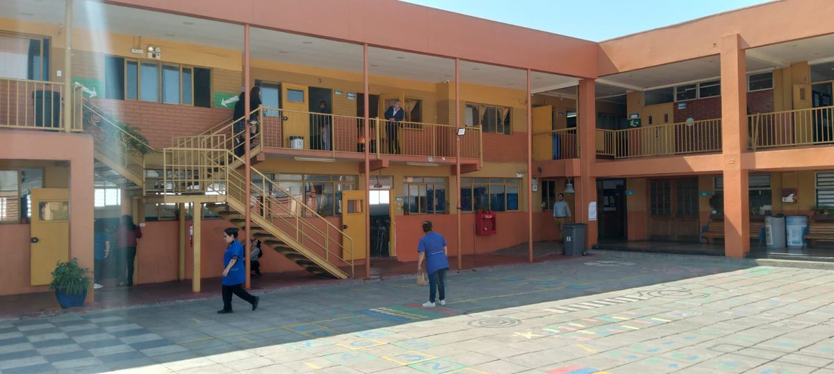 Patio central y accesos del colegio
